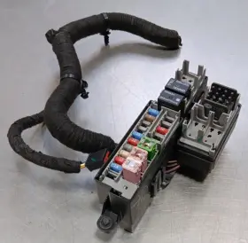 20971956lr Chevrolet Volt 2012 Rear Cargo Luggage Compartment Left Fuse Block Oe