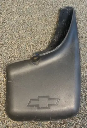 88959496 Chevrolet 31424 2003-2006 Chevy Avalanche Rear Right Mud Splash Guards Used Oem